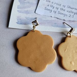 Elegant Orange Flower Earrings Mustards Color